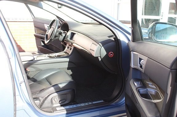 Jaguar XF 8 of 9