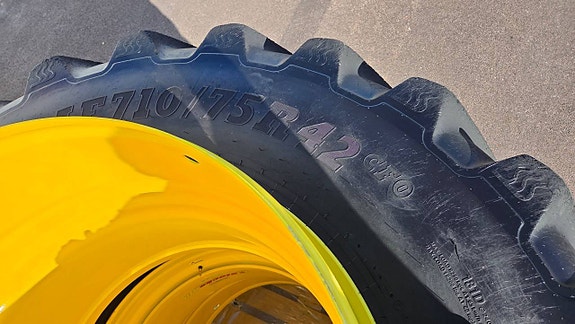 Nya JD-gula Stock dubbelmontage med  BKT IF 710/75R42 3 of 7