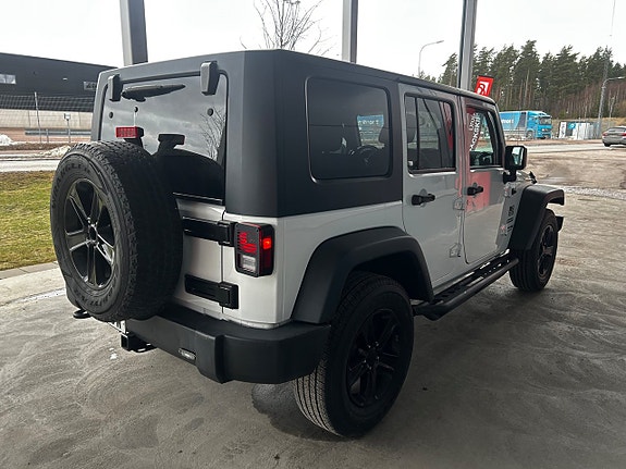 Jeep Wrangler Unlimited 3 of 5