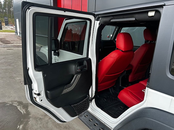 Jeep Wrangler Unlimited 12 of 23