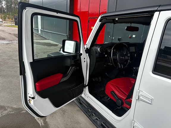 Jeep Wrangler Unlimited 16 of 23