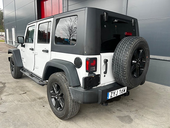 Jeep Wrangler Unlimited 4 of 5