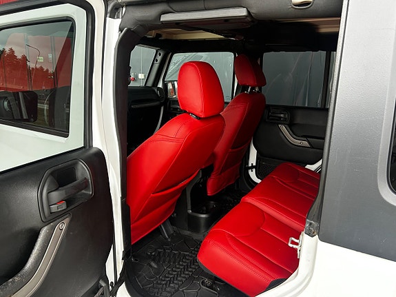 Jeep Wrangler Unlimited 13 of 23