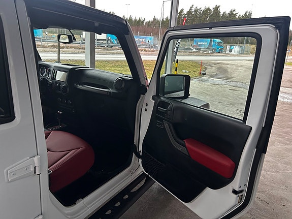 Jeep Wrangler Unlimited 14 of 23