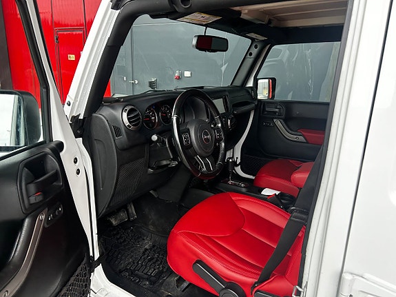 Jeep Wrangler Unlimited 17 of 23