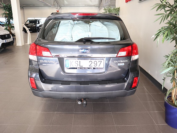 Subaru Legacy Outback 4 of 5