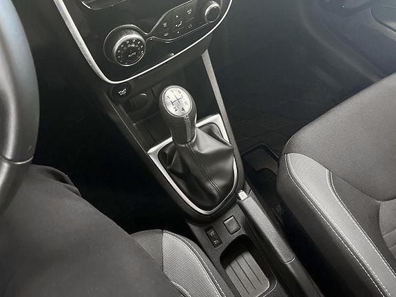 Renault Clio 15 of 16