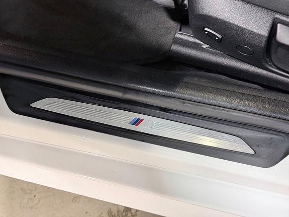 BMW 320i 24 of 30