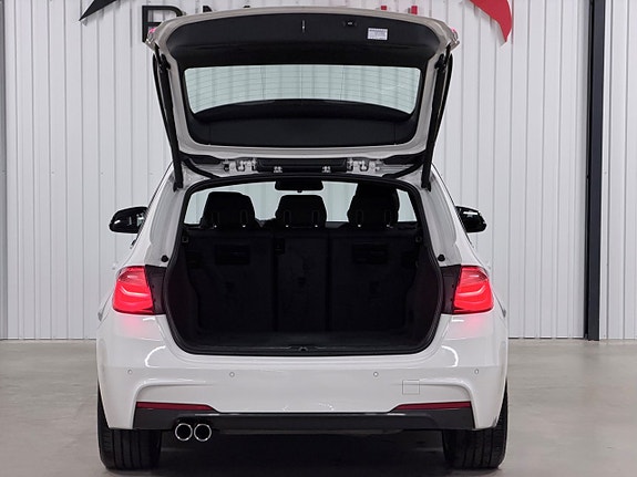 BMW 320i 28 of 30