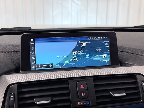 BMW 320i 16 of 30