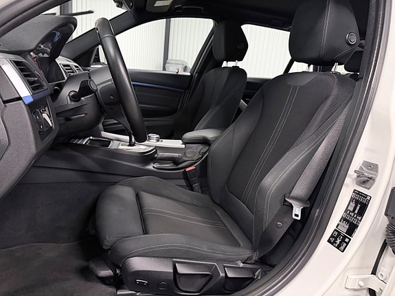 BMW 320i 10 of 30