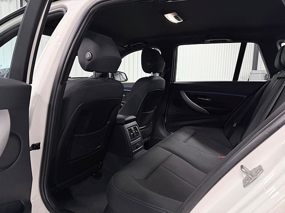 BMW 320i 22 of 30