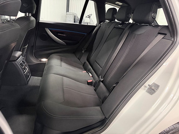 BMW 320i 23 of 30