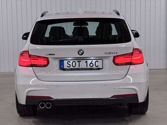 BMW 320i 8 of 30