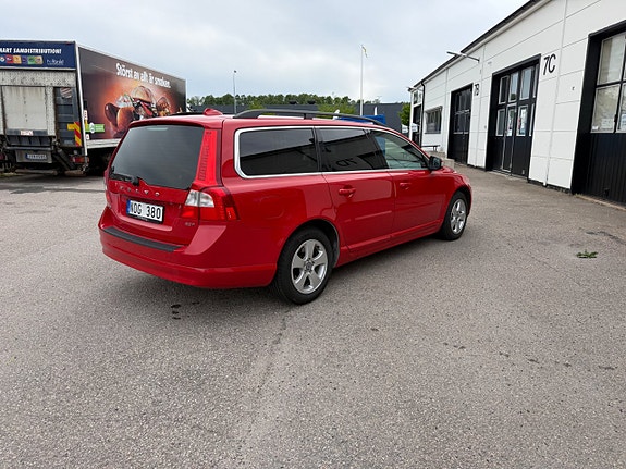 Volvo V70 3 of 5