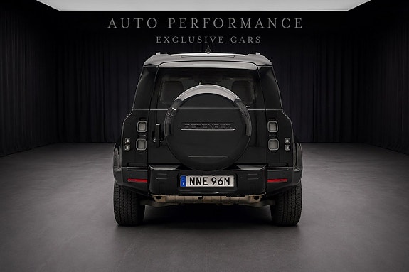 Land Rover Defender 110 5 of 5