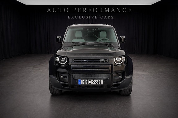 Land Rover Defender 110 4 of 5
