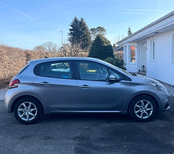 Peugeot 208 2 of 5