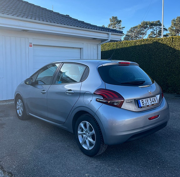 Peugeot 208 3 of 5