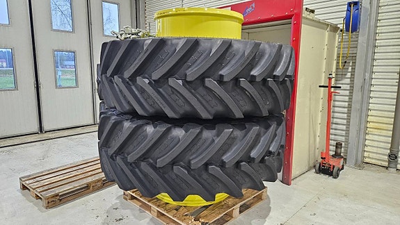 JD-gula GW dubbelmontage med  BKT Force IF 650/85R38