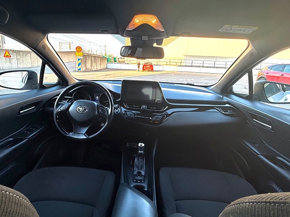Toyota C-HR 7 of 8