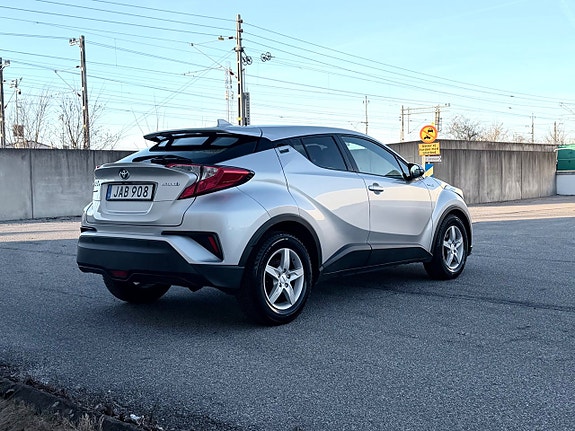 Toyota C-HR 3 of 8