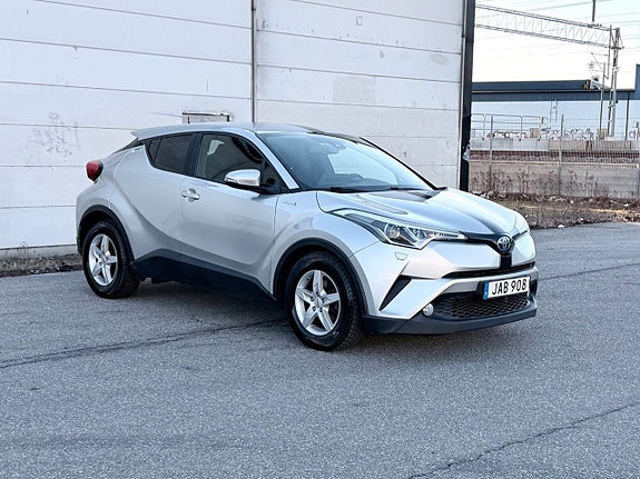 Toyota C-HR 2 of 8