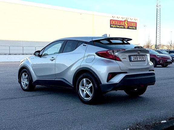 Toyota C-HR 4 of 8