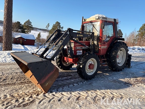 Traktor International 685 XL med lastare och