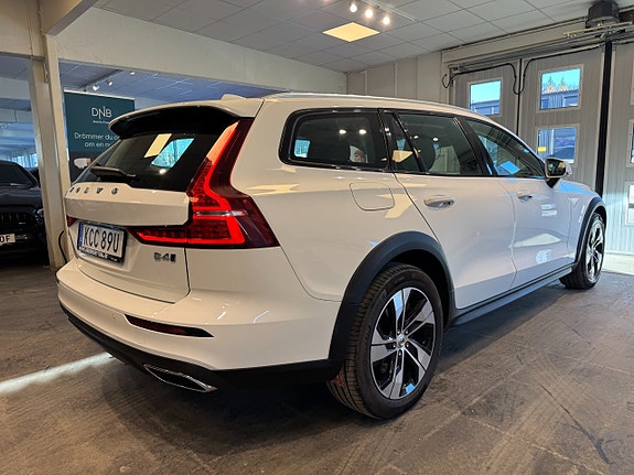 Volvo V60 Cross Country 4 of 5