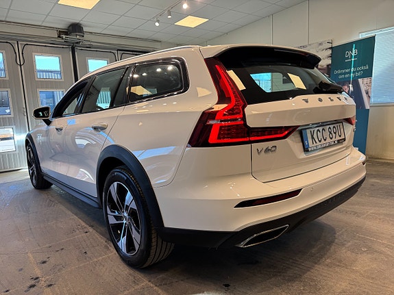 Volvo V60 Cross Country 3 of 5