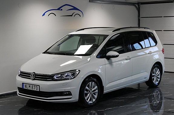Volkswagen Touran 2 of 5