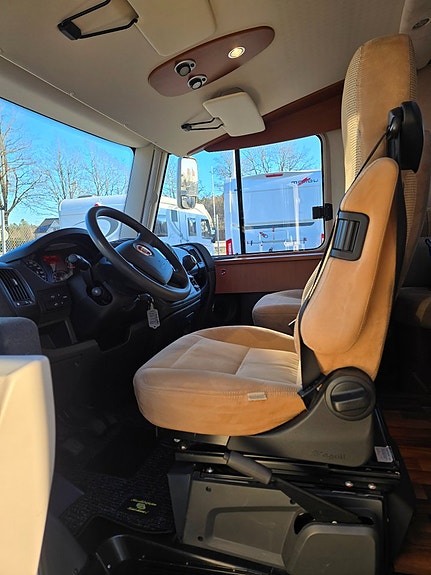 Hymer B 698 2XAC. ALDE.DUBBELSÄNG.QUEENBED 7 of 21