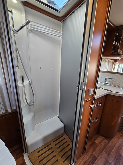 Hymer B 698 2XAC. ALDE.DUBBELSÄNG.QUEENBED 16 of 21