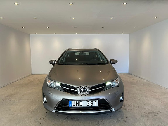 Toyota Auris 2 of 5