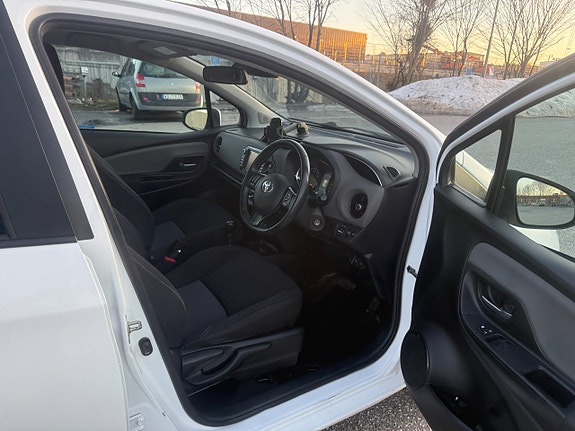 Toyota Yaris 11 of 13