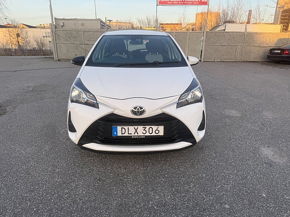 Toyota Yaris 2 of 13