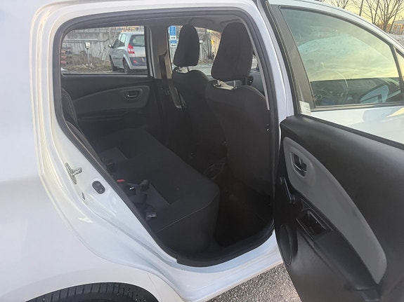 Toyota Yaris 13 of 13