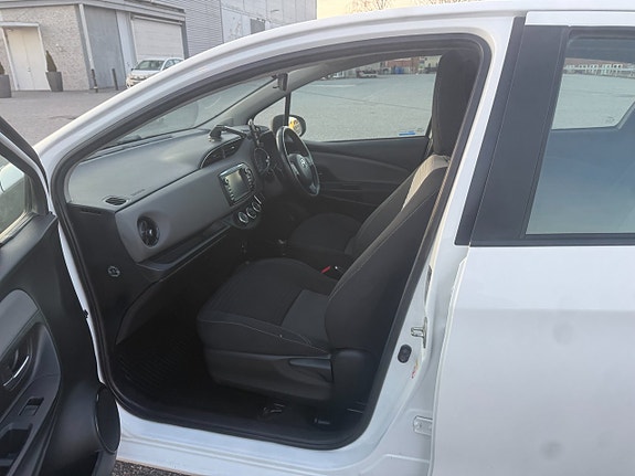 Toyota Yaris 9 of 13