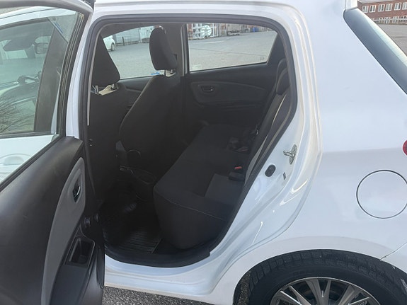 Toyota Yaris 12 of 13
