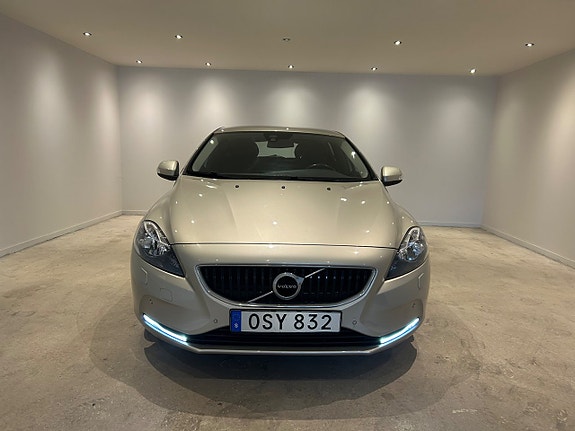 Volvo V40 2 of 5