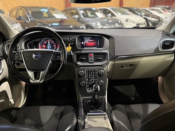 Volvo V40 11 of 23