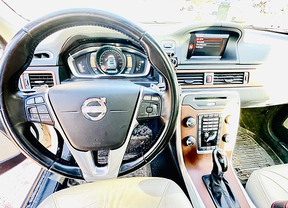 Volvo XC70 2 of 5