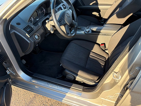Mercedes-Benz C220 3 of 7