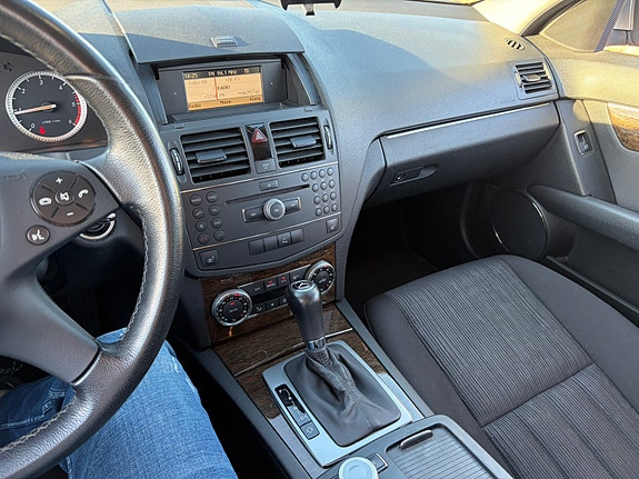 Mercedes-Benz C220 2 of 7