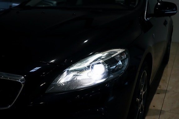 Volvo V40 Cross Country 4 of 26