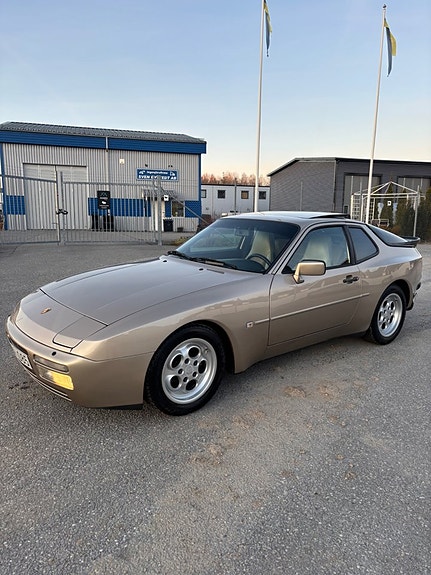 Porsche 944