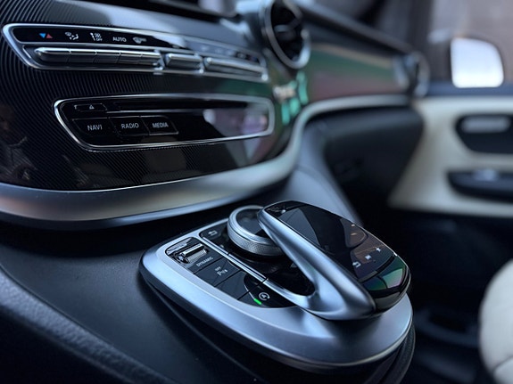 Mercedes-Benz V300 d 18 of 23