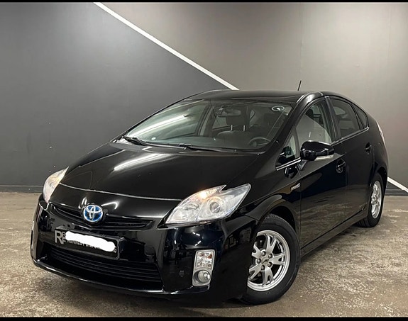 Toyota Prius 2 of 5