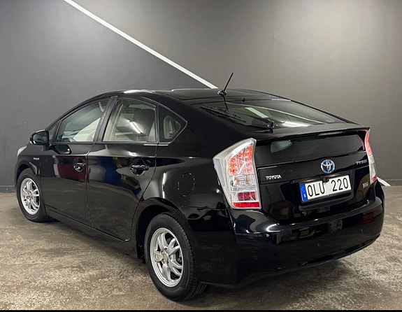 Toyota Prius 5 of 5